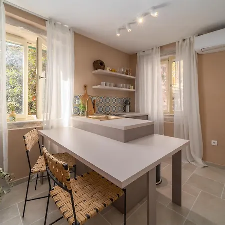Heritage With Airy Vibes At Montalbano Apartamento
