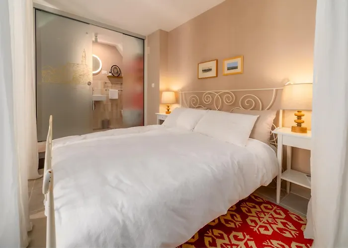 Heritage With Airy Vibes At Montalbano Appartement