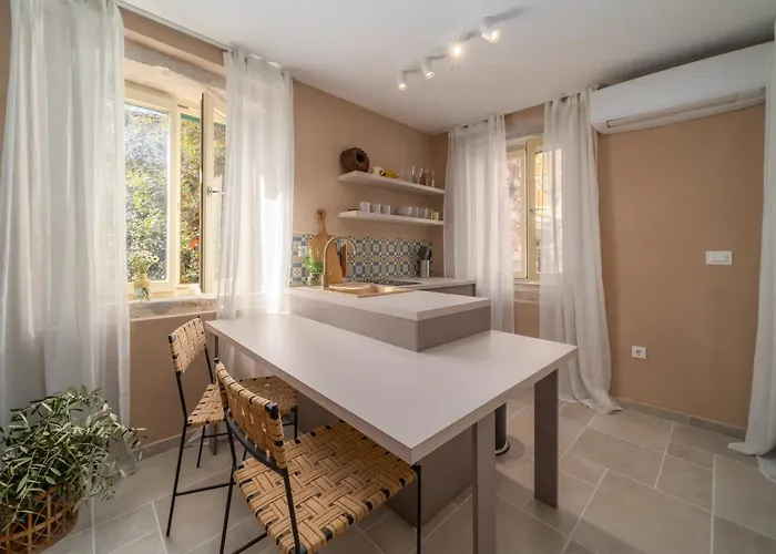Heritage With Airy Vibes At Montalbano Appartement